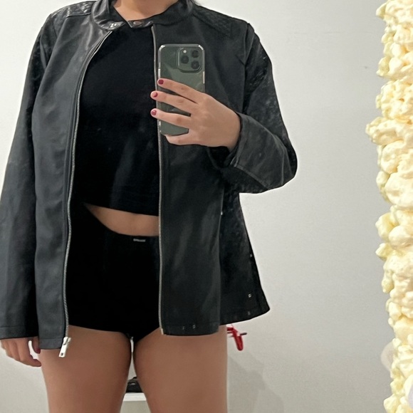OVER SIZED LEATHER JACKET 🏍️💋 - Picture 3 of 5